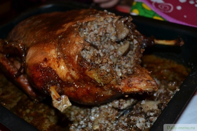 Утка, фаршированная гречкой и грибами