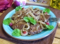 Свиная печень, жареная с луком и морковью.