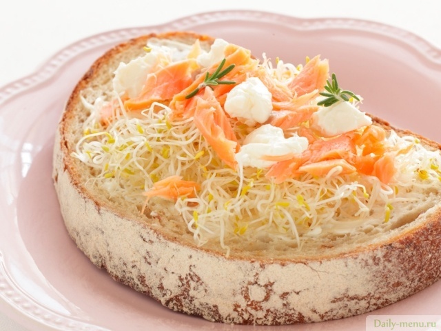 Кростини с люцерной, семгой и сальсой