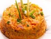 Салат из моркови с курицей и орехами