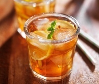 Летний холодный чай с мятой и лимоном