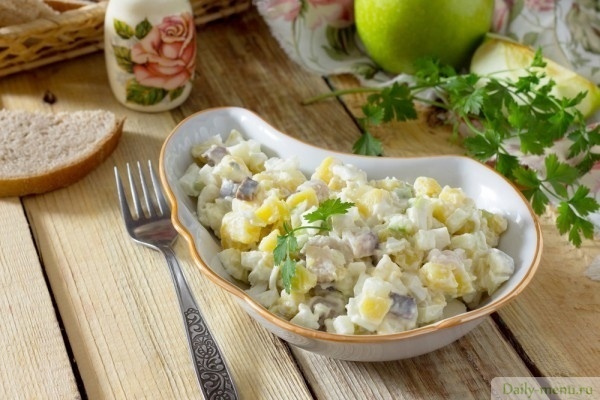Картофельный салат с сельдью и яблоками