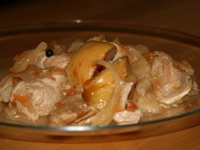 Индейка в яблочном соусе