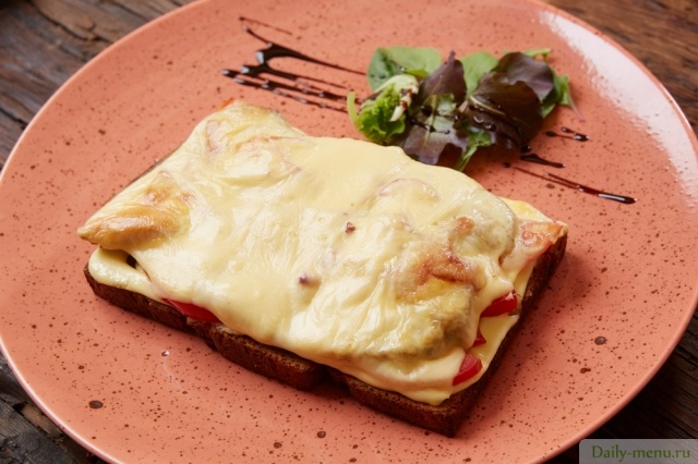 Горячий бутерброд с сыром и ветчиной