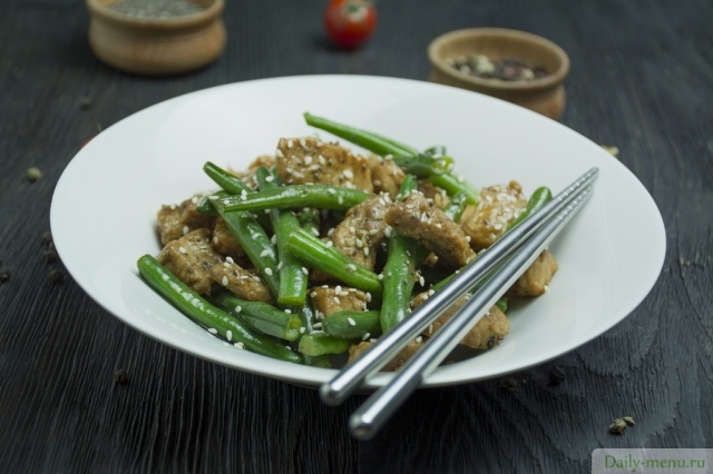 Свинина со стручковой фасолью и кунжутом