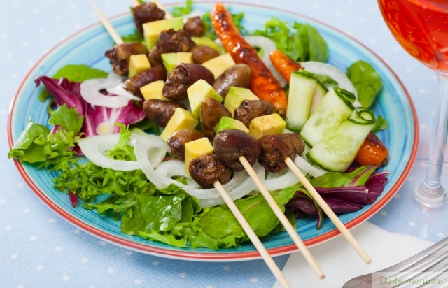 Шашлык из куриных сердец с авокадо