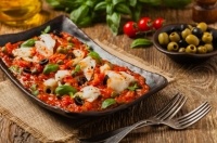 Пряная треска с томатами и оливками