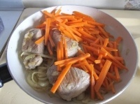 Отправить морковку к мясу и луку, обжаривать еще 15 минут, перемешивая