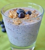 Овсянка в банке с ягодами