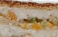 Бисквит с кремом из вареной сгущенки и ананаса.